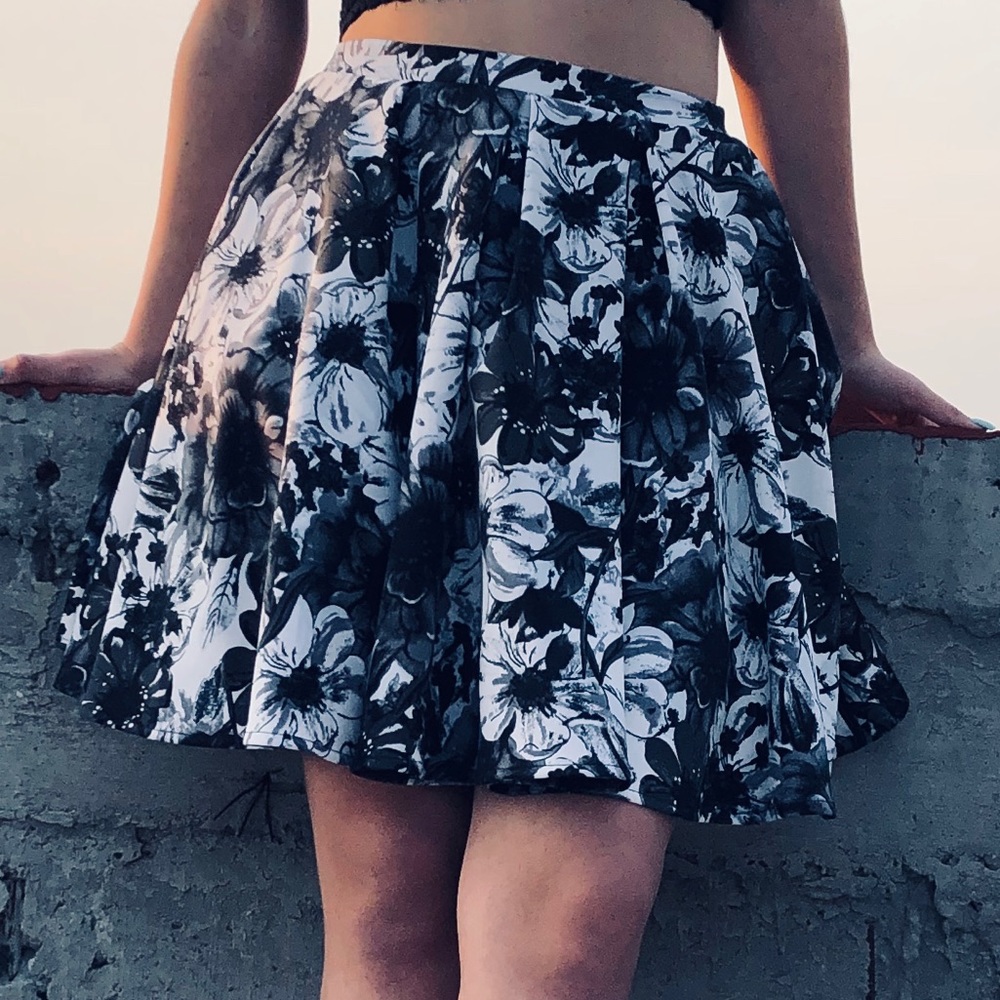 Beautiful black/white floral skirt